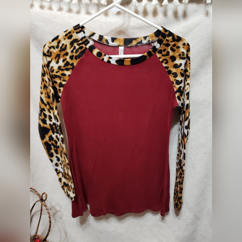 Style Addicts Solid With Leopard Print Sleeves Size Small